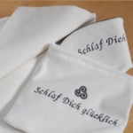 Die Schlafmaske in dem wunderschönen Täschchen mit der Tasche für Ihre Schönheitsprodukte. Schlaf macht glücklich