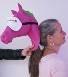 Maskerade mit Schlafmaske in rosa